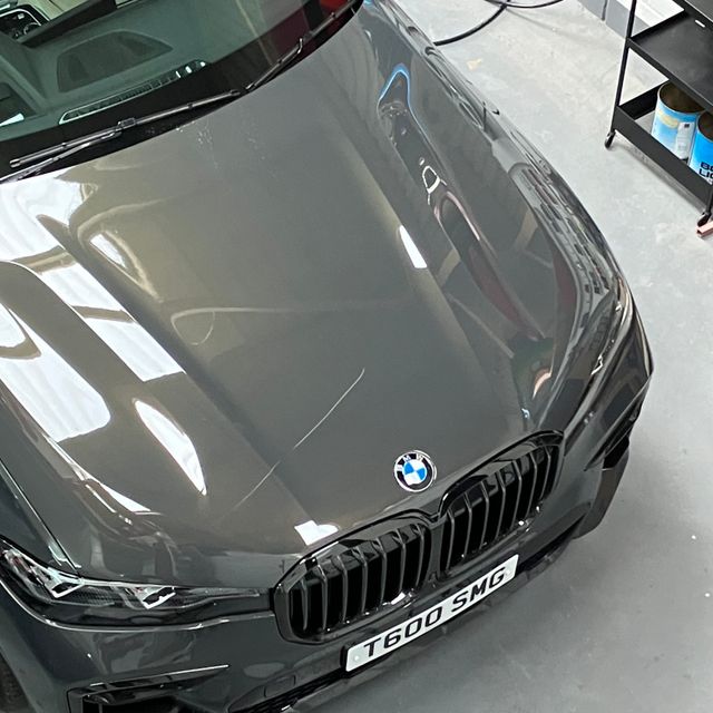 Here we have a #bmwx7 that came in for a scratched bonnet. Very interesting colour, grey with gold metallic, Looks great when the sun hits it🤩 #carbodyrepairs #essex #southendonsea #carbodyshopessex #prestigeautos #carscratchrepair #featurefriday #fridayfinish