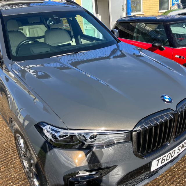 Here we have a #bmwx7 that came in for a scratched bonnet. Very interesting colour, grey with gold metallic, Looks great when the sun hits it🤩 #carbodyrepairs #essex #southendonsea #carbodyshopessex #prestigeautos #carscratchrepair #featurefriday #fridayfinish