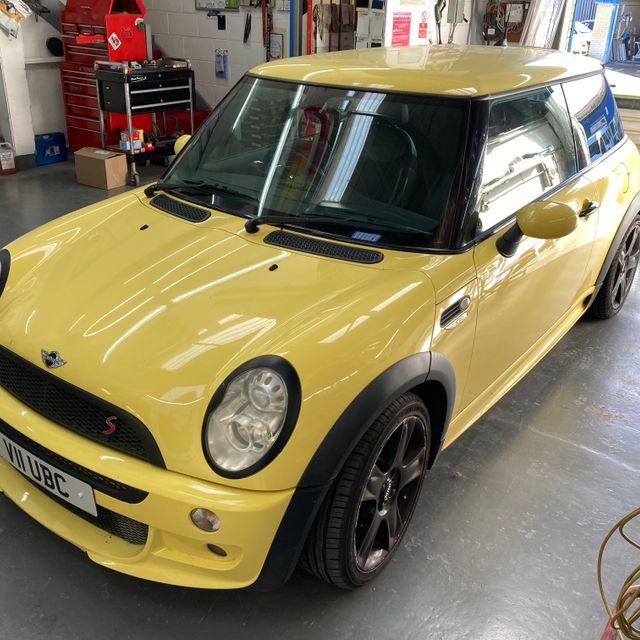 BMW Mini roof colour change to gloss black